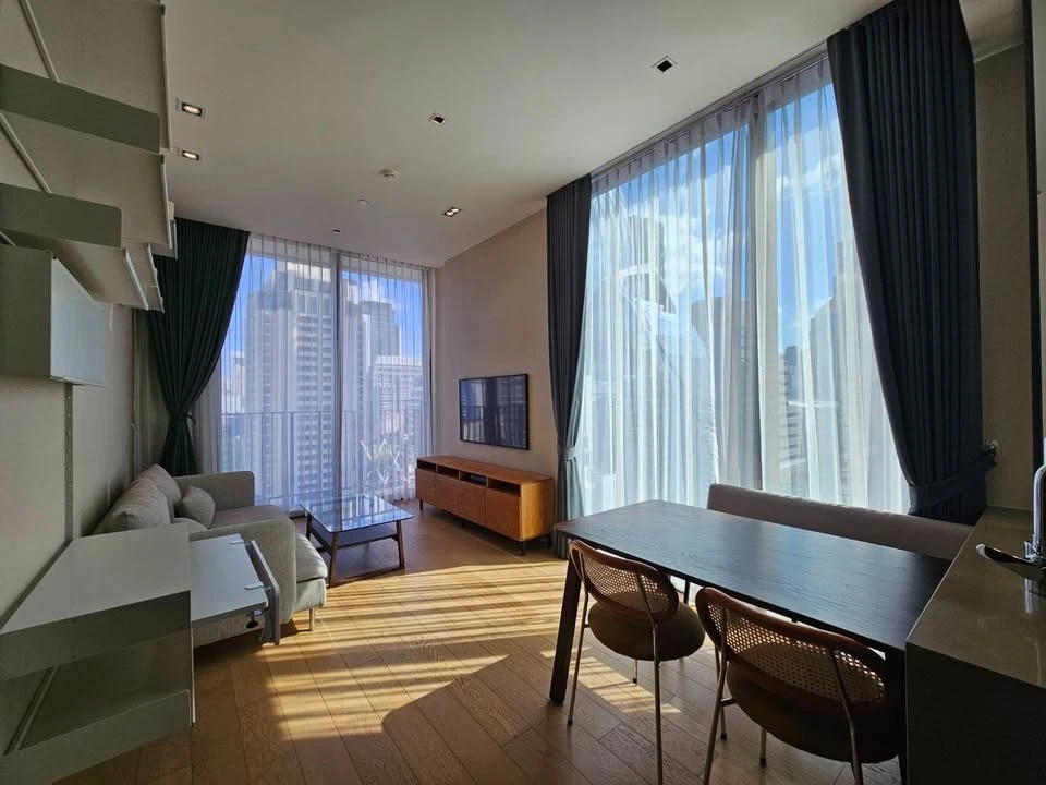 For rent: 28 Chidlom, corner room, quiet, not crowded, with a spacious area, very comfortable, book now and you won't be disappointed.