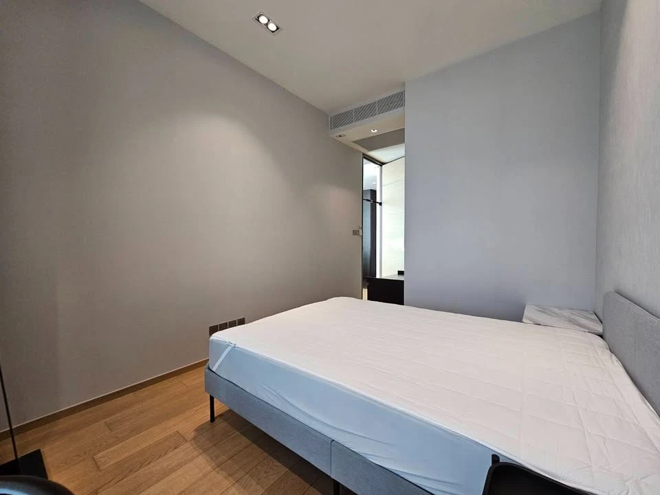 For rent: 28 Chidlom, corner room, quiet, not crowded, with a spacious area, very comfortable, book now and you won't be disappointed.