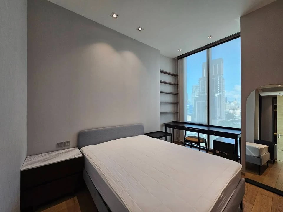 For rent: 28 Chidlom, corner room, quiet, not crowded, with a spacious area, very comfortable, book now and you won't be disappointed.