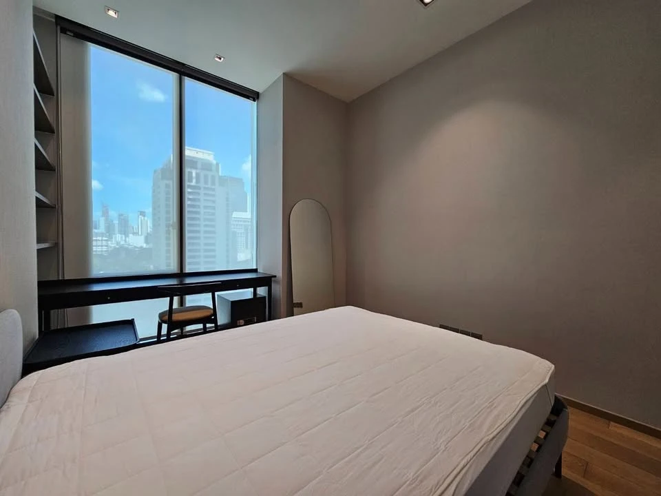 For rent: 28 Chidlom, corner room, quiet, not crowded, with a spacious area, very comfortable, book now and you won't be disappointed.