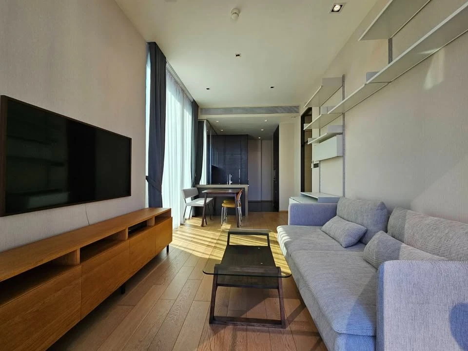 For rent: 28 Chidlom, corner room, quiet, not crowded, with a spacious area, very comfortable, book now and you won't be disappointed.