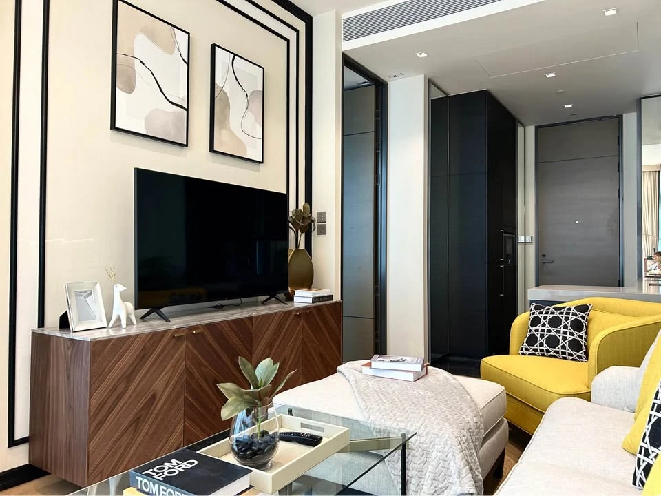 For rent, 28 Chidlom, 16th floor, beautiful room, luxurious decoration, well furnished, I can say that it's very nice to live in. Book now.