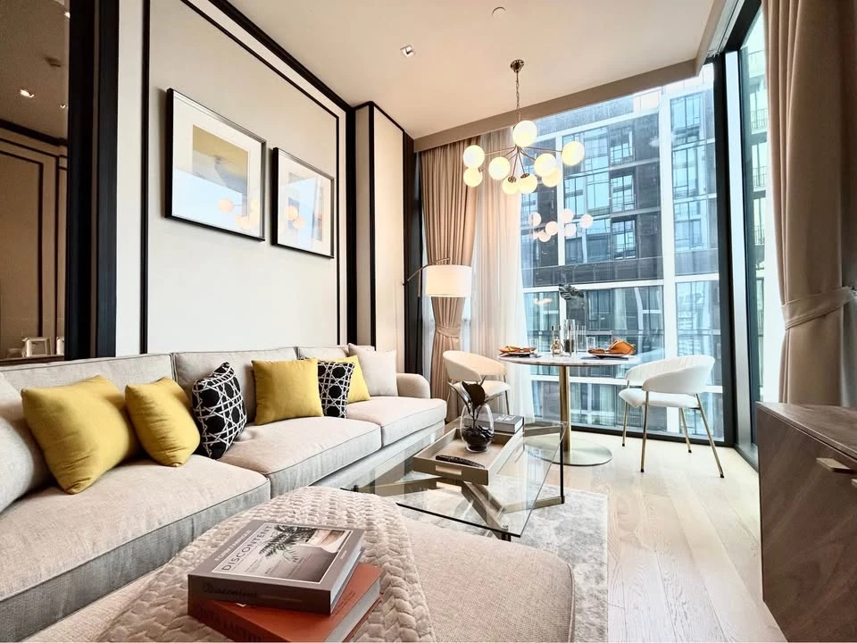 For rent, 28 Chidlom, 16th floor, beautiful room, luxurious decoration, well furnished, I can say that it's very nice to live in. Book now.