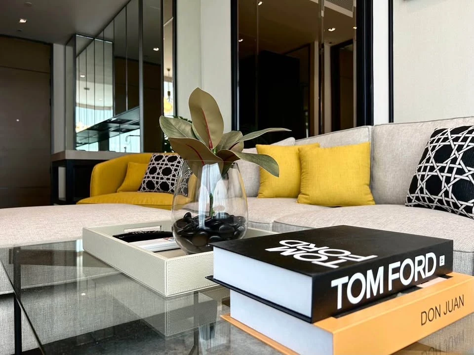 For rent, 28 Chidlom, 16th floor, beautiful room, luxurious decoration, well furnished, I can say that it's very nice to live in. Book now.