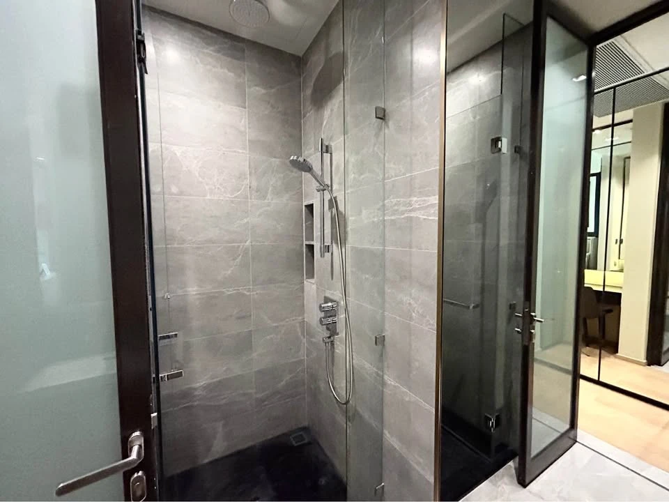 For rent, 28 Chidlom, 16th floor, beautiful room, luxurious decoration, well furnished, I can say that it's very nice to live in. Book now.