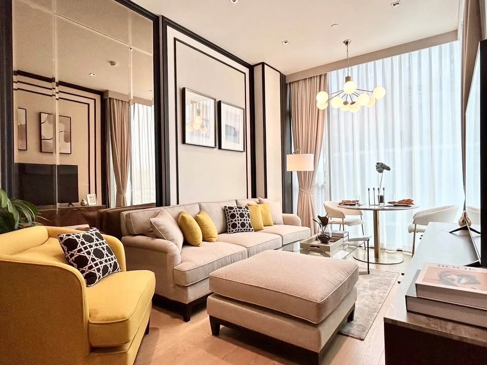 For rent, 28 Chidlom, 16th floor, beautiful room, luxurious decoration, well furnished, I can say that it's very nice to live in. Book now.