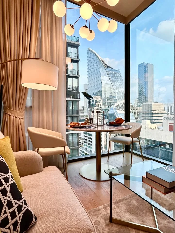 For rent, 28 Chidlom, 16th floor, beautiful room, luxurious decoration, well furnished, I can say that it's very nice to live in. Book now.