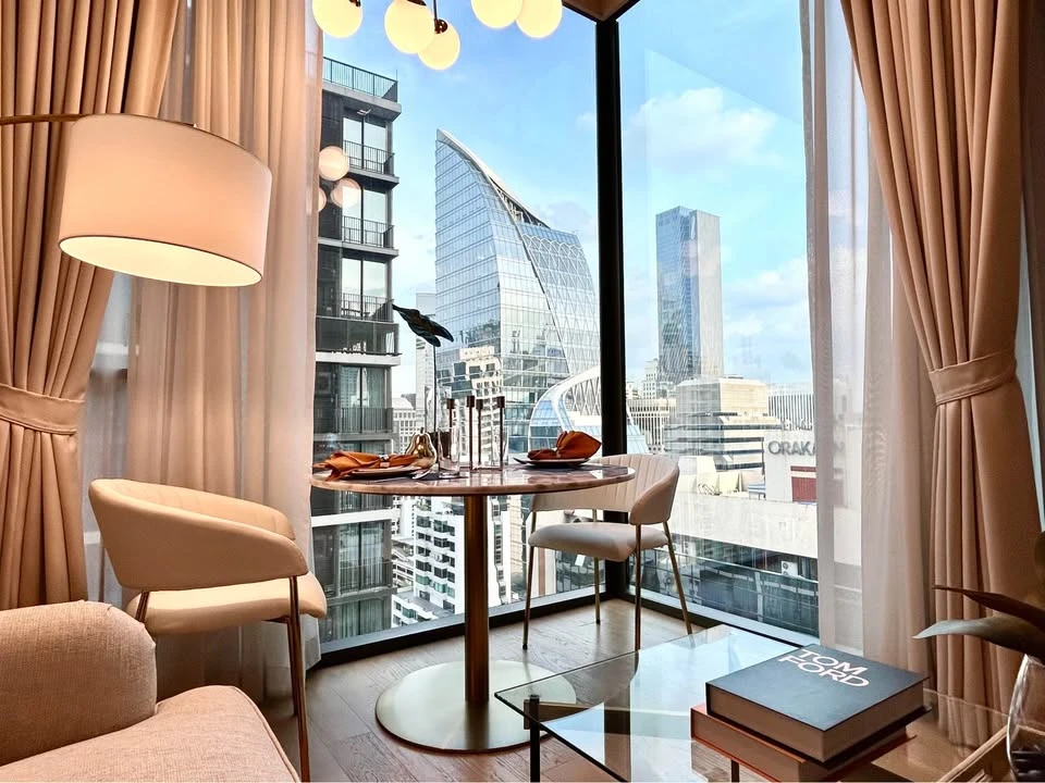 For rent, 28 Chidlom, 16th floor, beautiful room, luxurious decoration, well furnished, I can say that it's very nice to live in. Book now.
