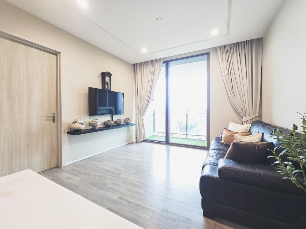 For rent: 333 Riverside, luxury condo, river view room, north-facing balcony, beautifully decorated, complete with appliances. Reserve now!