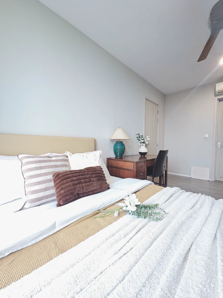 For rent: 333 Riverside, luxury condo, river view room, north-facing balcony, beautifully decorated, complete with appliances. Reserve now!
