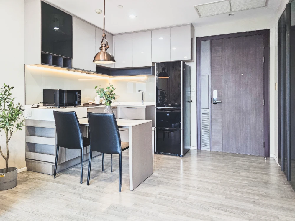 For rent: 333 Riverside, luxury condo, river view room, north-facing balcony, beautifully decorated, complete with appliances. Reserve now!