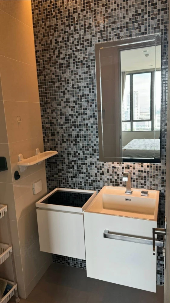 For rent: 333 Riverside. Spacious room, fully furnished, all appliances included. Don't miss out!