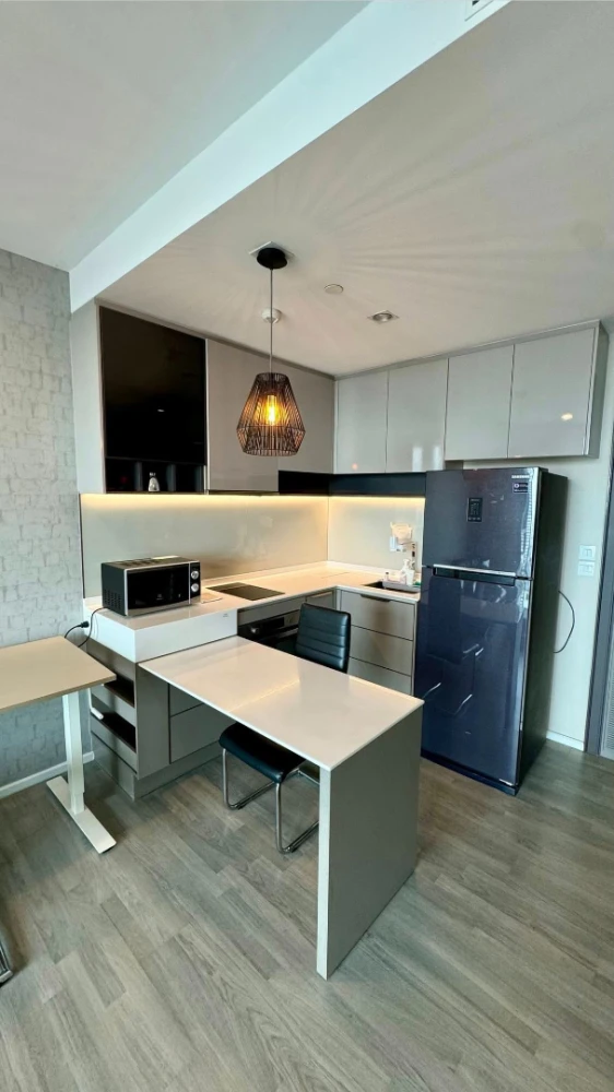For rent: 333 Riverside. Spacious room, fully furnished, all appliances included. Don't miss out!