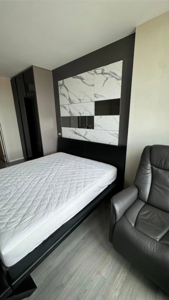 For rent: 333 Riverside. Spacious room, fully furnished, all appliances included. Don't miss out!