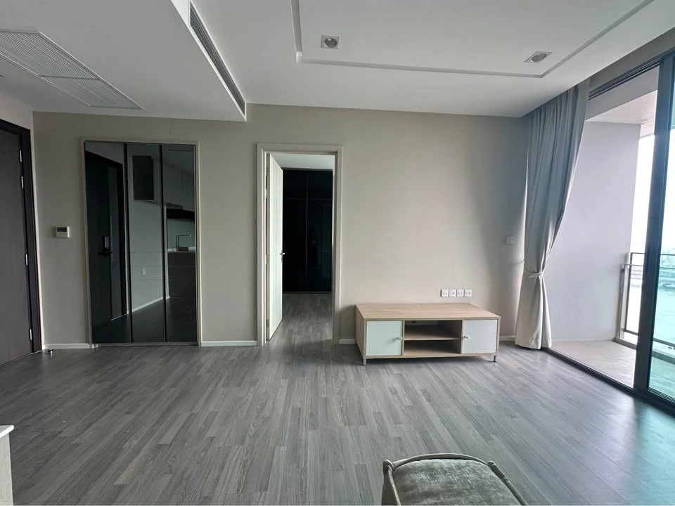For rent: 333 Riverside, large room, comfortable, lots of usable space, hurry up and come and reserve today.