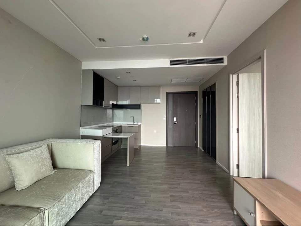 For rent: 333 Riverside, large room, comfortable, lots of usable space, hurry up and come and reserve today.