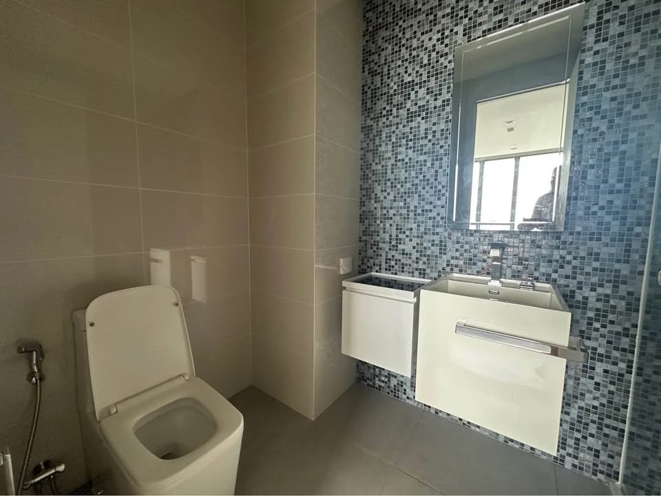 For rent: 333 Riverside, large room, comfortable, lots of usable space, hurry up and come and reserve today.