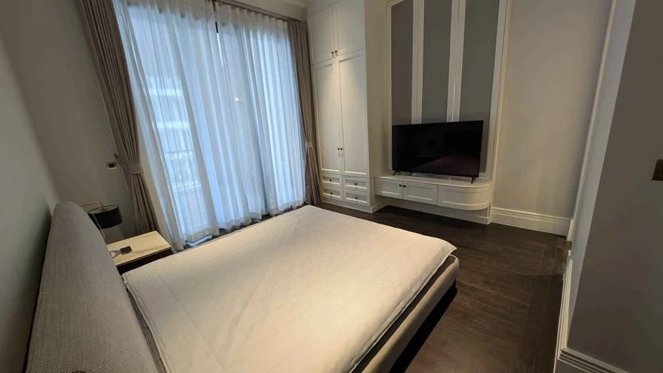 For rent: 98 Wireless, 3 bedrooms, spacious living area, fully furnished. Don't miss out!