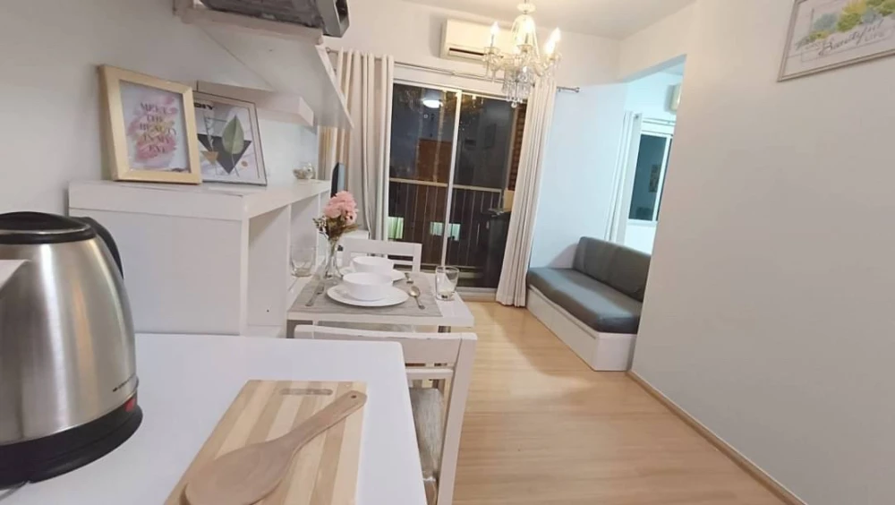 For rent: A space Asoke-Ratchada, pool view, not hot, private, just bring your bags and move in.