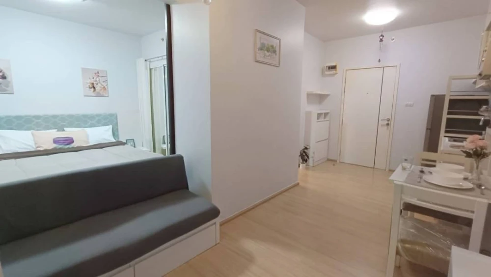 For rent: A space Asoke-Ratchada, pool view, not hot, private, just bring your bags and move in.