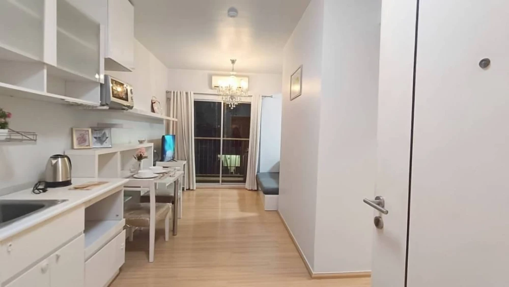 For rent: A space Asoke-Ratchada, pool view, not hot, private, just bring your bags and move in.
