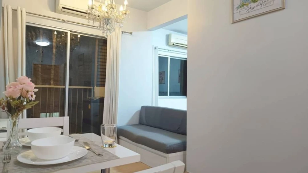 For rent: A space Asoke-Ratchada, pool view, not hot, private, just bring your bags and move in.