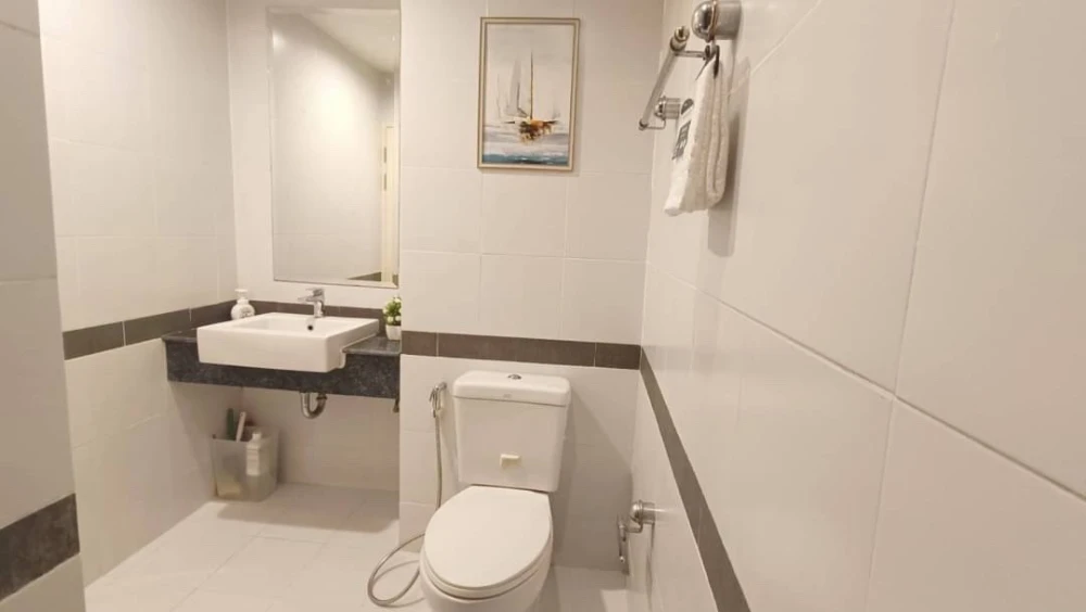 For rent: A space Asoke-Ratchada, pool view, not hot, private, just bring your bags and move in.