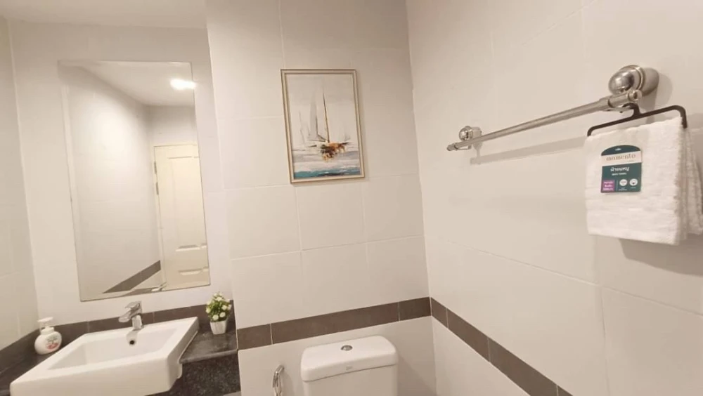 For rent: A space Asoke-Ratchada, pool view, not hot, private, just bring your bags and move in.