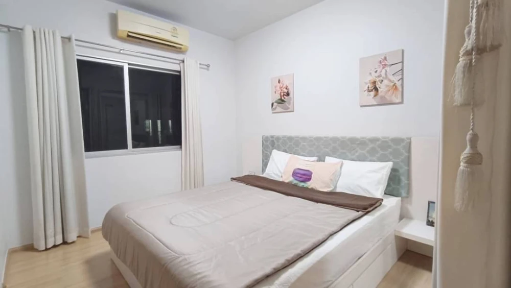 For rent: A space Asoke-Ratchada, pool view, not hot, private, just bring your bags and move in.