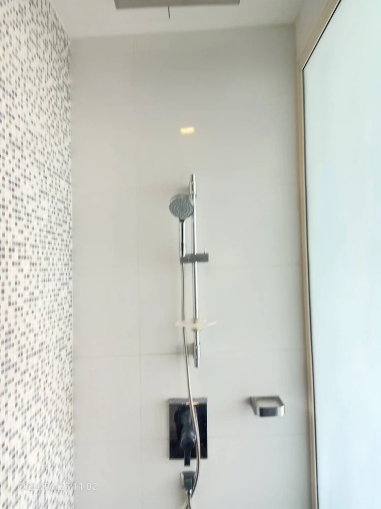 For rent A Space ID Asok-Ratchada, 18th floor, high view, spacious room, lots of usable space, hurry up and reserve now, don't delay.