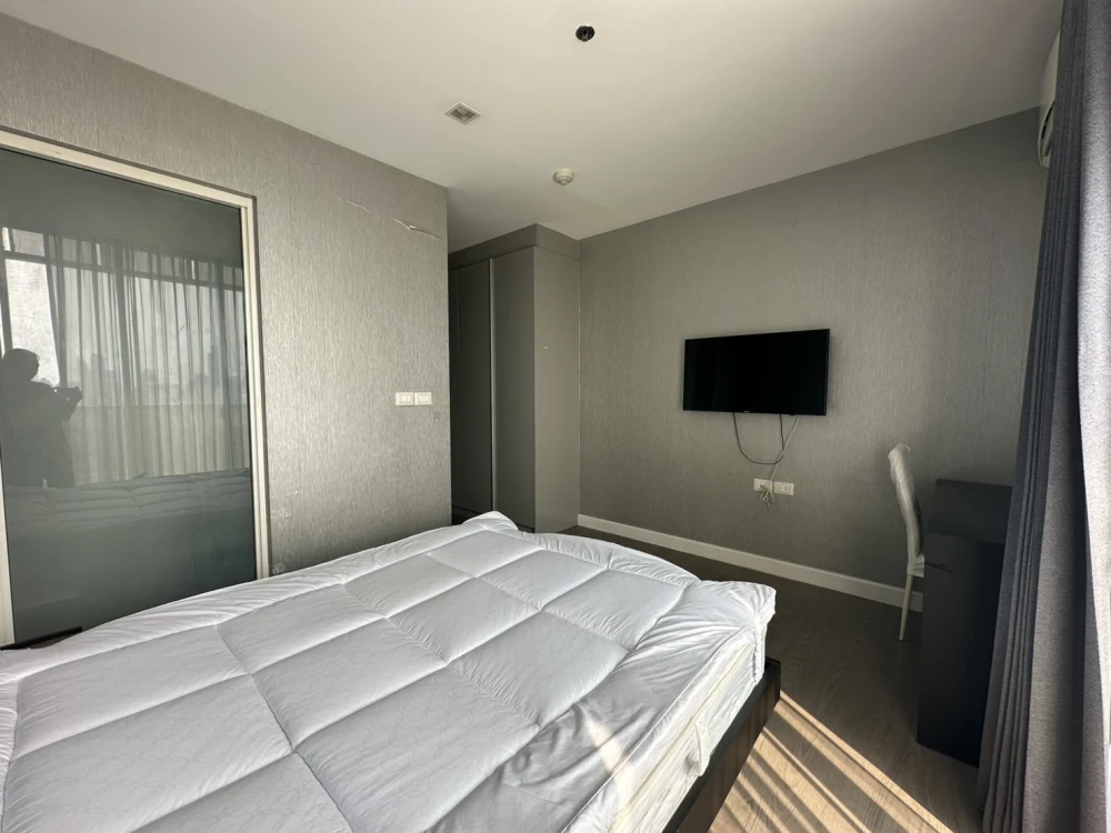 For rent: A space ID Asoke-Ratchada. The room has plenty of usable space. Comfortable living. The whole room is wallpapered. Interested? Reserve now!
