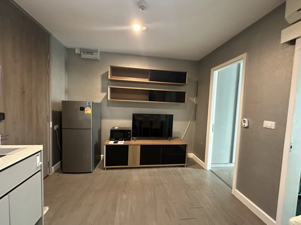 For rent: A space ID Asoke-Ratchada. The room has plenty of usable space. Comfortable living. The whole room is wallpapered. Interested? Reserve now!