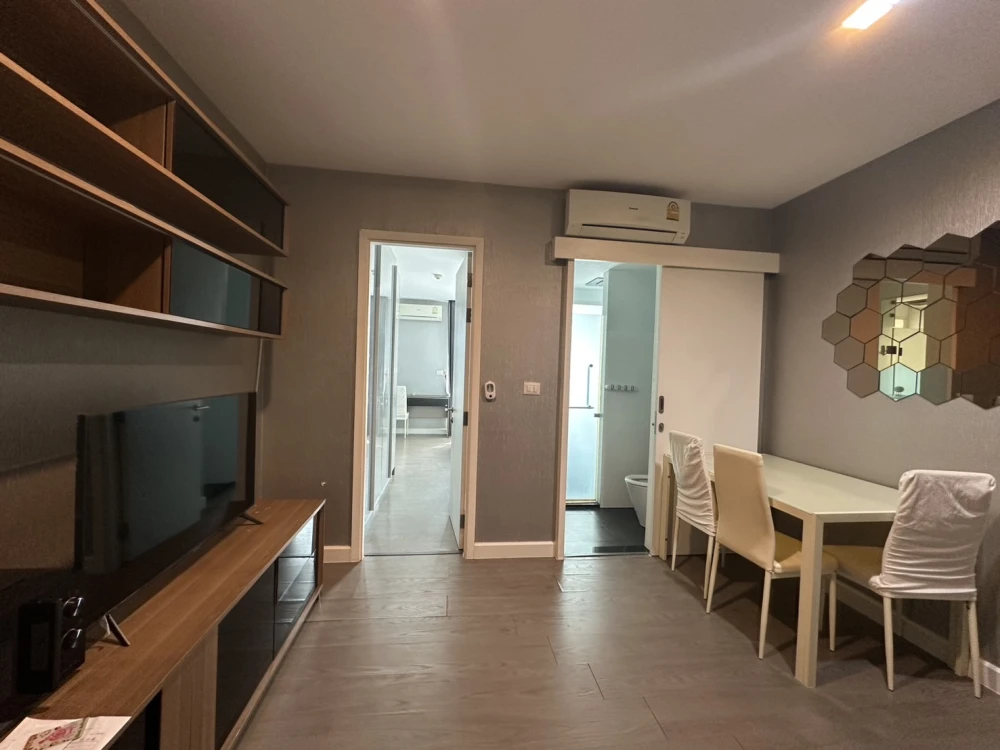 For rent: A space ID Asoke-Ratchada. The room has plenty of usable space. Comfortable living. The whole room is wallpapered. Interested? Reserve now!