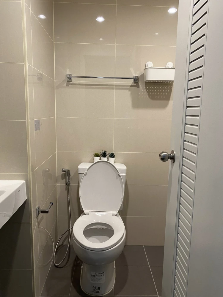 For rent: A Space Mega 2, 15th floor, fully furnished, nice to live in. If interested, hurry and reserve now. Don't miss out. Urgent!