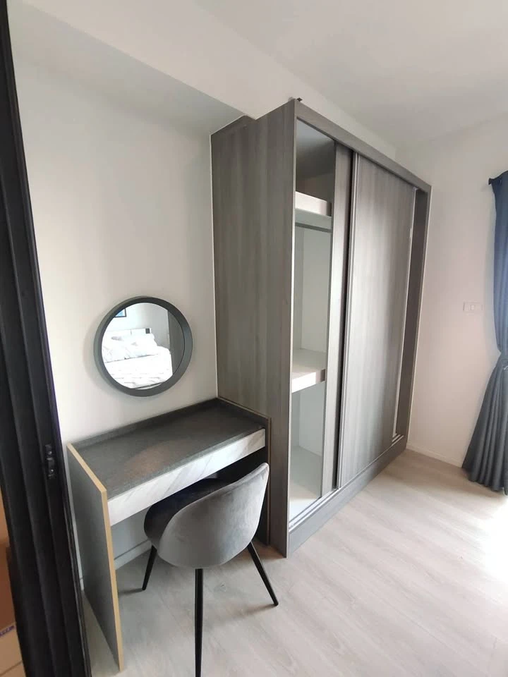 For rent: A space Mega, very high floor room, with a clear and airy city view, ready to move in.