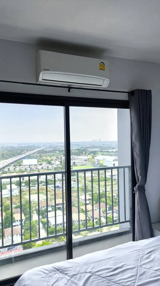 For rent: A space Mega, very high floor room, with a clear and airy city view, ready to move in.
