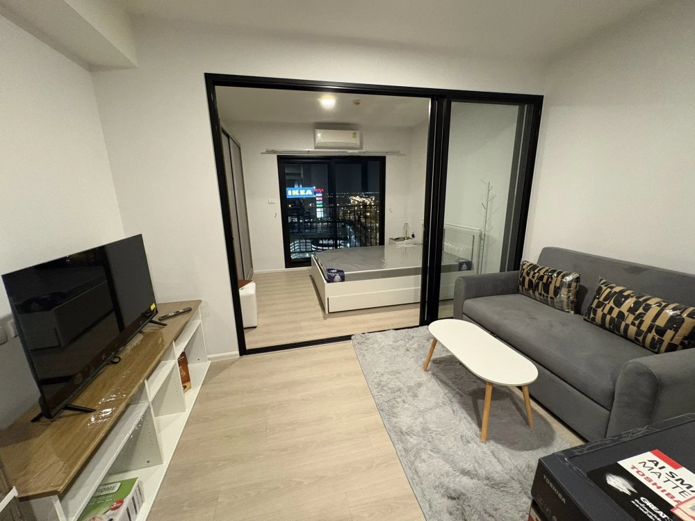 For rent: A Space Mega. A lovely room in a great location with convenient transportation and a beautiful, unobstructed view. Don't miss out!