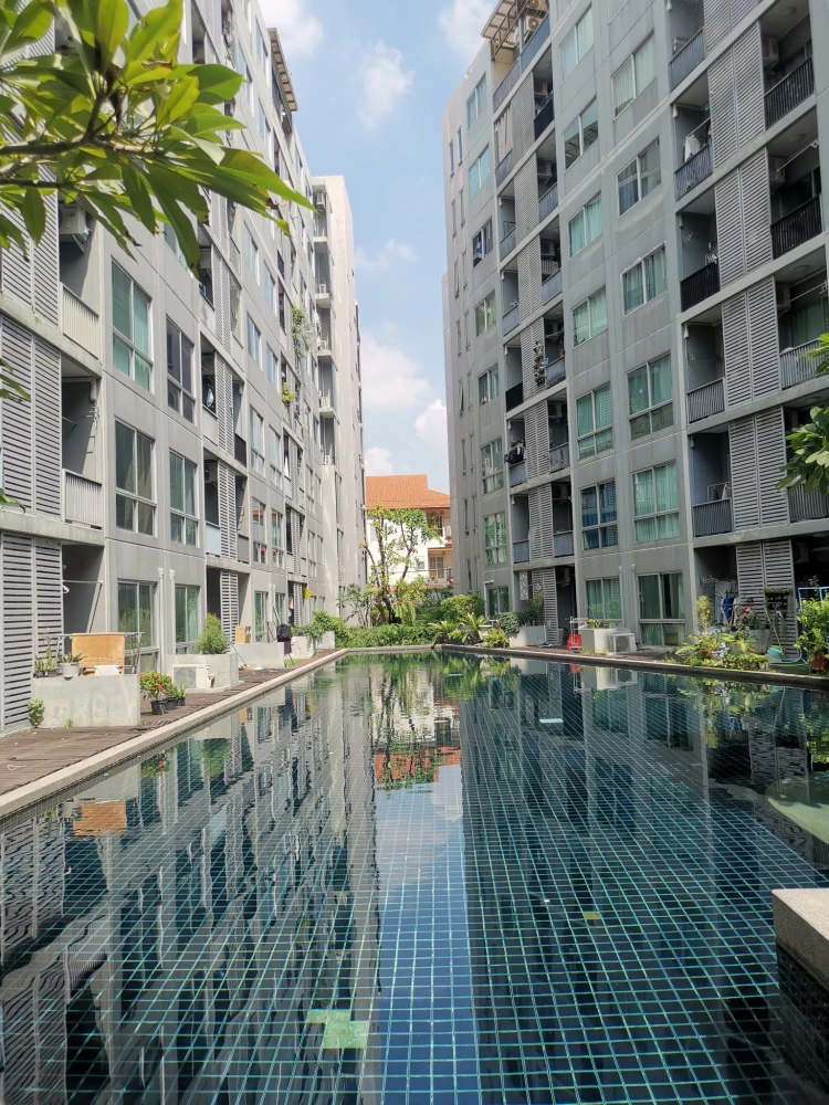 For rent: A Space Play Ratchada-Sutthisarn, 1st floor, garden view with big trees, balcony not facing anyone, private, book now.