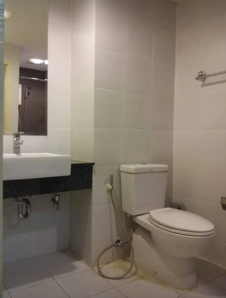For rent: A Space Play Ratchada - Sutthisan, pool-side unit on the 5th floor. Spacious and comfortable. Book now to secure your unit!