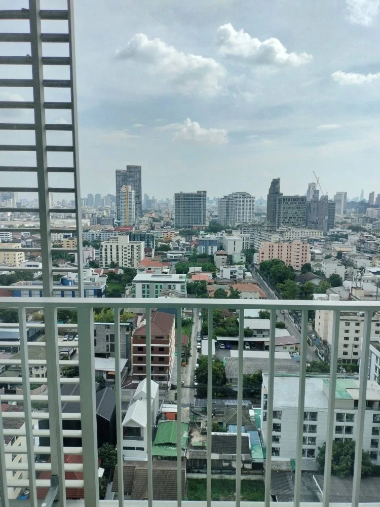 For rent: Abstracts Phahonyothin Park, Building A, 19th floor (great, unblocked view). Spacious and comfortable living space. Don't miss out!
