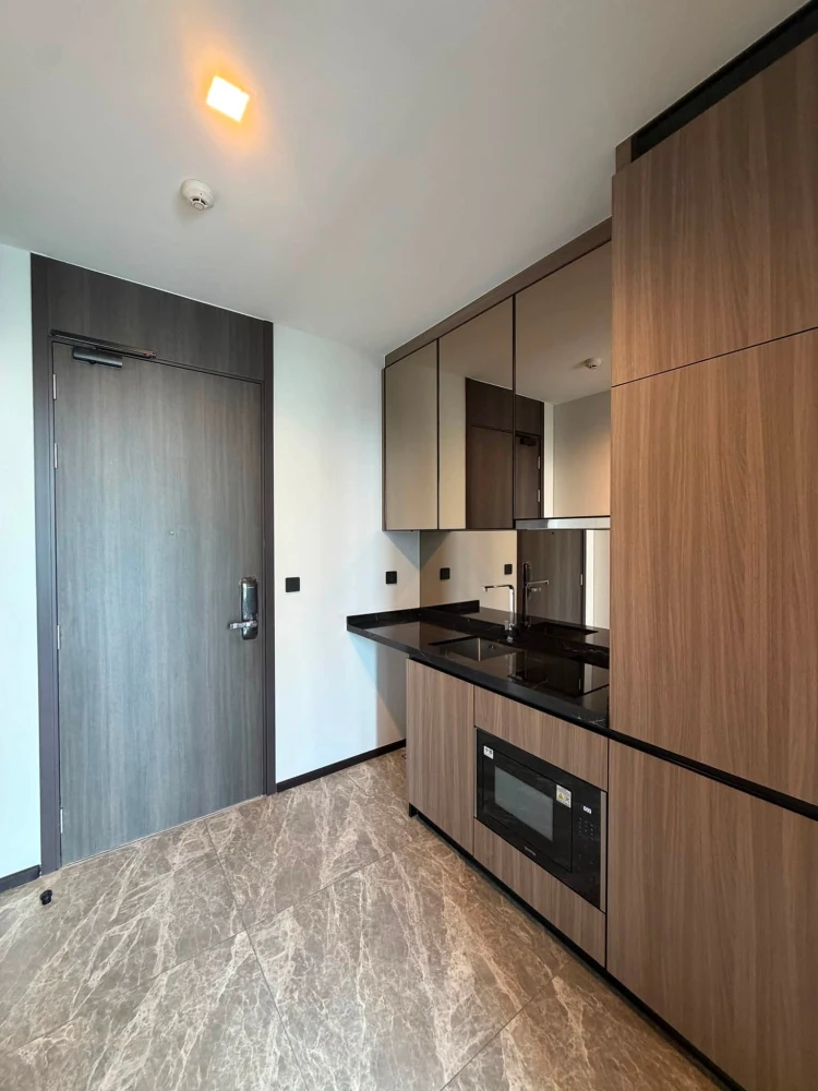 Pet-friendly apartment for rent with private lift. Spacious room, perfect for animal lovers.