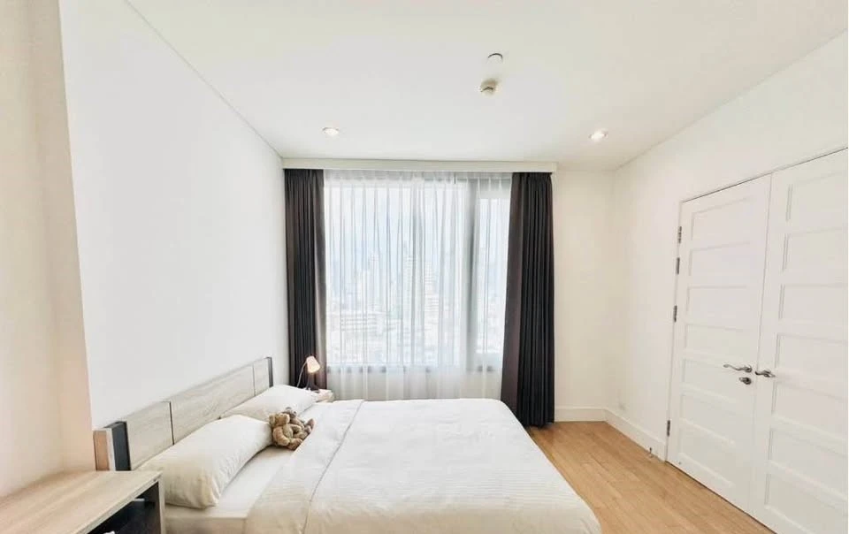 For rent: Aguston Sukhumvit 22, 1 bedroom, 1 bathroom, decorated in a controlled tone, comes with complete furniture, don't miss it.