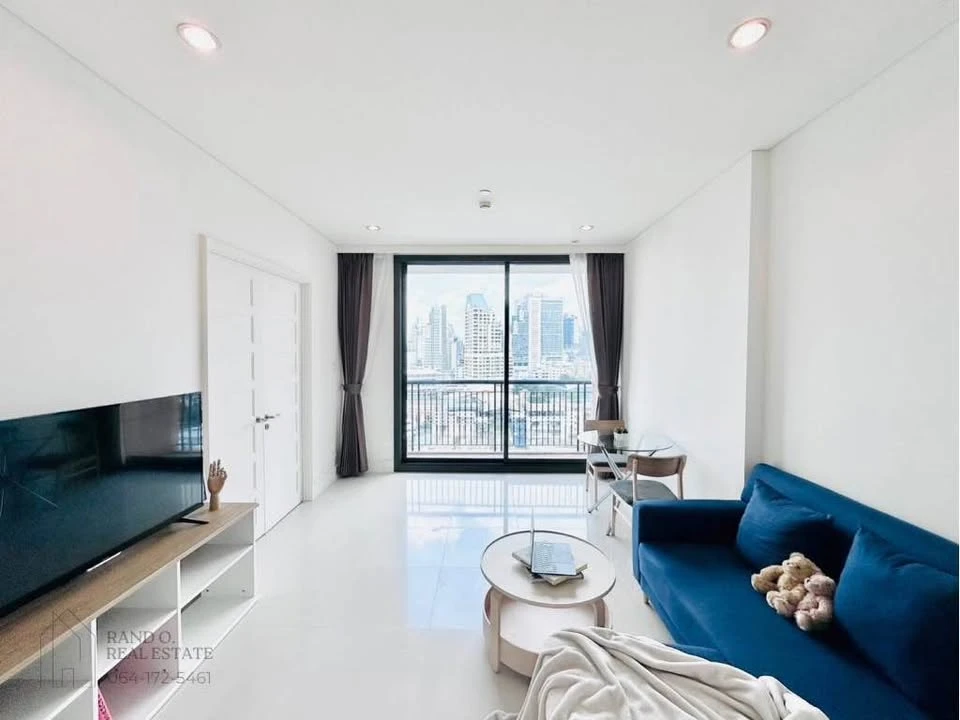 For rent: Aguston Sukhumvit 22, 1 bedroom, 1 bathroom, decorated in a controlled tone, comes with complete furniture, don't miss it.
