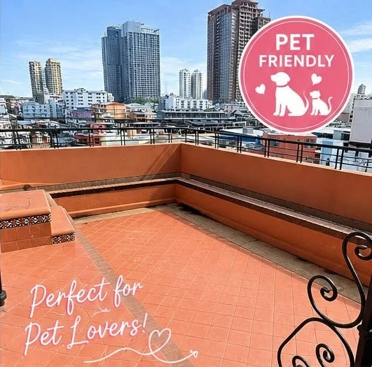 For rent: AGUSTON SUKHUMVIT 22, a spacious and bright 1-bedroom condo in the heart of Sukhumvit. Pet-friendly!