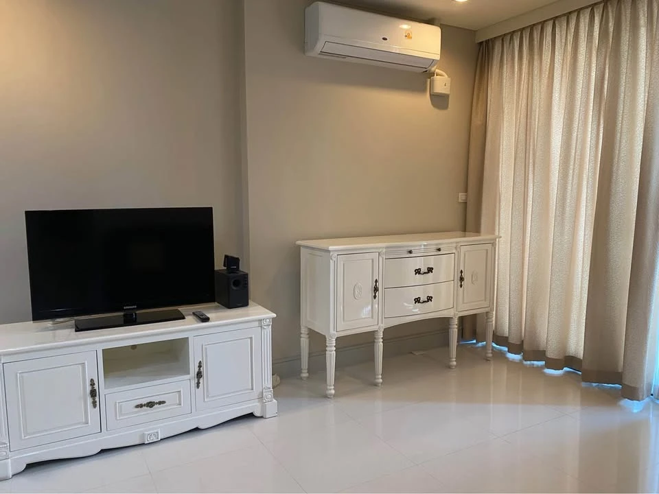 For rent: Aguston Sukhumvit 22, 2 bedrooms, 2 bathrooms, very spacious, comfortable, not cramped, book now.