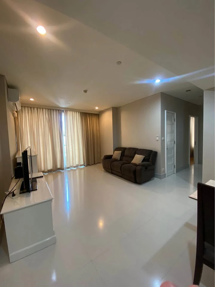 For rent: Aguston Sukhumvit 22, 2 bedrooms, 2 bathrooms, very spacious, comfortable, not cramped, book now.