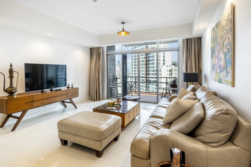 For rent: All Seasons Mansion, very large room, beautiful city view, fully decorated, comfortable to live in, must book.