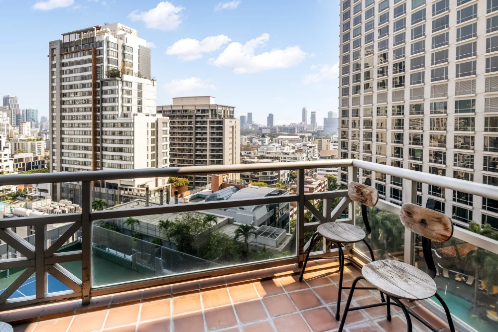 For rent: All Seasons Mansion, very large room, beautiful city view, fully decorated, comfortable to live in, must book.