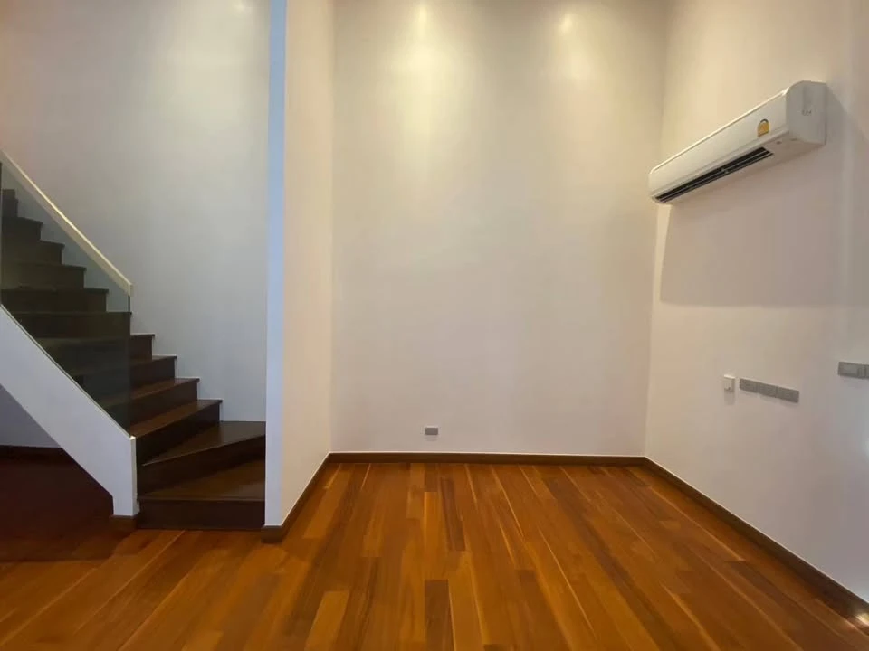 For rent: Altitude Symphony Charoenkrung-Sathorn, 2-storey room type, 3 bedrooms, 2 bathrooms, plenty of usable space, hurry up and grab it!