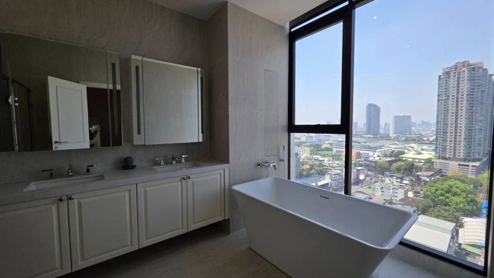 For rent: Altitude Symphony Charoenkrung–Sathorn, high floor unit, spacious and comfortable, fully furnished. Book now!